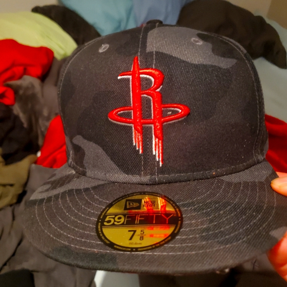 New Era 59Fifty Houston Rockets black camo hat. The size is 7 5/8 Great Conditio